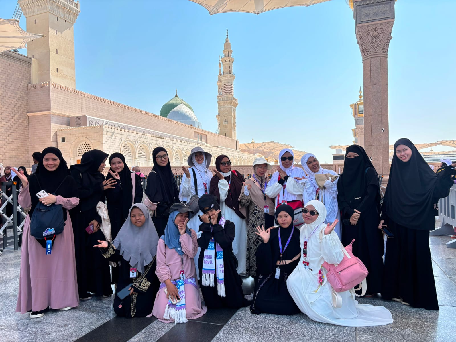 Jamaah KOLMO Tour berfoto bersama di Masjid Nabawi, Madinah